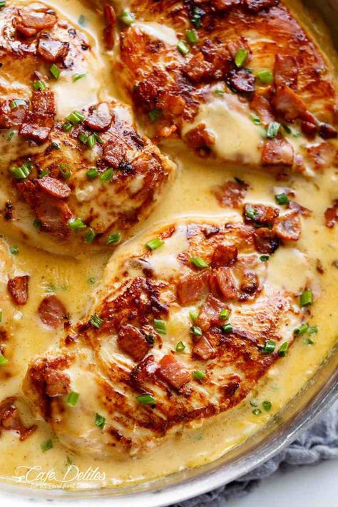 Creamy Beer Cheese Chicken With Crispy Bacon is ready in less than 20 minutes! Beer, cheddar cheese, pan fried chicken AND bacon? What's not to love! Beer Chicken Marinade, Creamy Honey Mustard Chicken, Beer Cheese Sauce, Pan Fried Chicken Breast, Beer Chicken, Beer Cheese Soups, Queso Cheddar, Pan Fried Chicken, Fried Chicken Breast