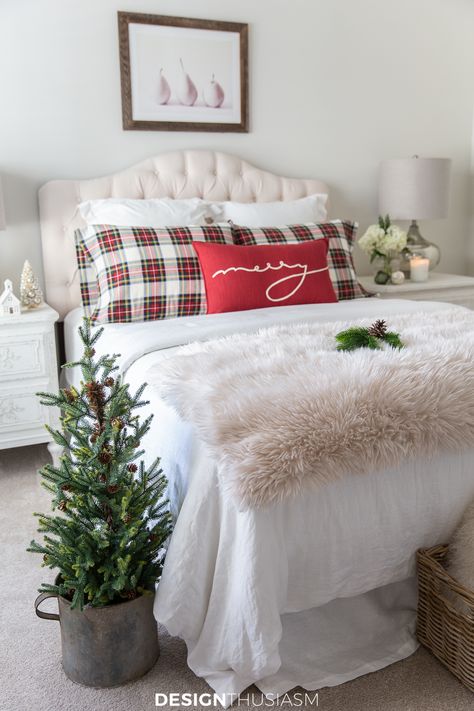 Looking to add some holiday cheer to the guest room? Find inspiration in these Christmas bedroom decor ideas. Christmas Guest Bedding, Modern Christmas Bedroom Decor, Cosy Christmas Bedroom, Simple Christmas Bedroom, Christmas Bedding Ideas, Holiday Guest Bedroom, Holiday Guest Room, Christmas Guest Room, Christmas Decor Bedroom