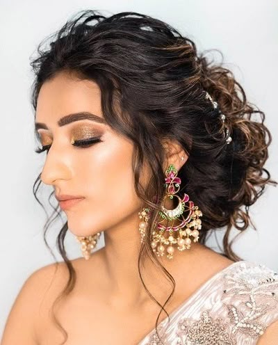 Wedding Hairstyles Mehndi, One Side Bun Hairstyle, Messy Bun With Lehenga, Curly One Side Hairstyles, Front Messy Hairstyle, Messy Hairstyles For Indian Wedding, Front Curls Hairstyles, Curl Bun Hairstyles, Indian Reception Hairstyles