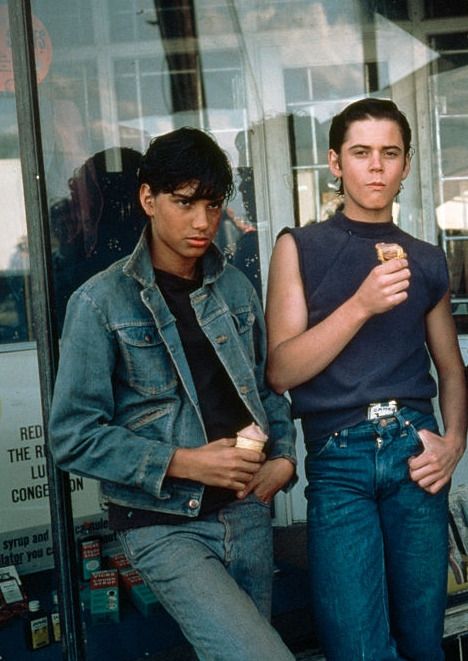 The Outsiders Ponyboy, Ralph Macchio The Outsiders, The Outsiders Imagines, The Outsiders Cast, Outsiders Movie, 80s Actors, The Outsiders Greasers, The Outsiders 1983, 80s Men