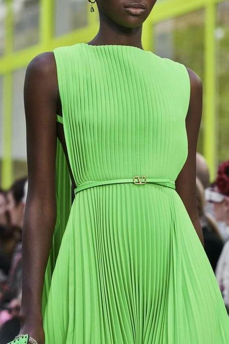 Detail Couture, Ball Gowns Evening, Summer Fashion Outfits, Dresses To Wear To A Wedding, Fashion 2020, Mode Inspiration, Looks Style, Fashion Pictures, Bright Green