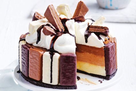 No-bake Tim Tam cheesecake Tim Tam Cheesecake, Chocolate Fudge Topping, Tim Tam, Quick Easy Desserts, No Cook Desserts, Chocolate Cheesecake, Sweets Desserts, Pavlova, Cheesecake Recipes