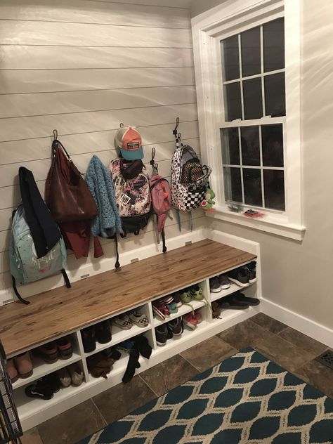 Laundry Room With Shoe Bench, Diy Shoe Bench, Laundry Remodel, Diy Shoe Storage, Diy Mudroom Bench, Woodworking Projects Furniture, Long Bench, Mudroom Design, Entryway Organization