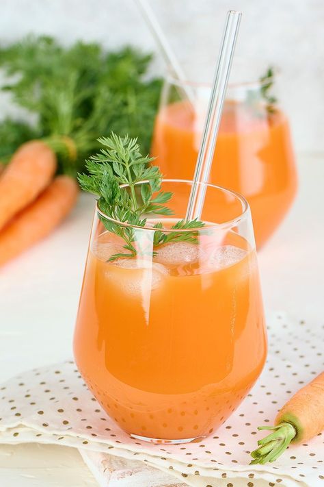 This quick, fresh, and delicious juice is loaded with carrots and oranges. Fresh oranges and carrots are blended and juiced to make this vibrant, immune boosting drink. This easy, quick and tasty juice is refreshing and is perfect morning drink! Fresh homemade juices beat shop bought every time. Quick Drink Recipes, Heathy Drinks, Orange Carrot Juice, Cocktail Party Drinks, Morning Juice, Homemade Juice, Orange Drinks, Superfood Smoothie, Carrot Juice