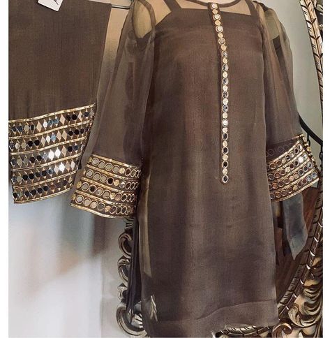 Trendy Wears Online (@trendywearsonline) • Instagram photos and videos Pakistani Fashion Casual, Pakistani Dresses Casual, Pakistani Fashion Party Wear, Beautiful Pakistani Dresses, Salwar Kamiz, Casual Wear Dress, Kurti Designs Party Wear, Sleeves Designs For Dresses, Simple Pakistani Dresses