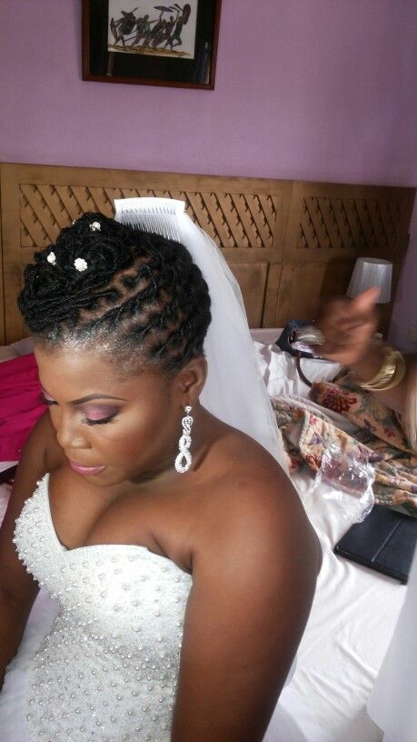 Bridal dreadlocks style Bridal Locs Hairstyles With Veil, Bridal Locs, Bridal Locs Hairstyles, Dreadlock Wedding, Locs Wedding, Wedding Locs, Locs Styling, Dreadlock Wedding Hairstyles, Loc Crown