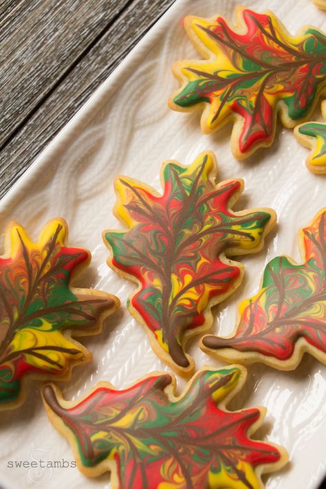 Fall Leaves Cookies, Leaves Cookies, Fall Decorated Cookies, Maple Leaf Cookies, Thanksgiving Desserts Table, Decorated Cookies Tutorial, Leaf Cookies, Thanksgiving Cookies, Cookies Baking