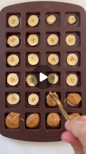 Ani Chivchyan on Instagram: "the easiest no-bake snack!

INGREDIENTS:
melted chocolate
peanut butter
banana
crispy rice

layer, freeze, and enjoy!

follow @yourstrulyani for more! :)
.
.
.
.
.
.
#simplyrecipes #wellandgoodeats #healthyrecipes #foodreels #instafood #eeeeeats #f25grams #homemade #foodie #wellnessblogger #համեղ #foodporn #foodblogger #համով #recipeshare #easysnack #glutenfree #proteinsnack #nobake #nobakerecipe #feedfeed #cleaningredients #easyrecipe #easyrecipes #healthylifestyle #cookingvideos #recipevideos #glutenfreerecipe #dairyfree" Banana Crispy, Healthy Bars, Crispy Rice, No Bake Snacks, Melted Chocolate, Simply Recipes, Rice Crispy, Time To Eat, Banana Recipes