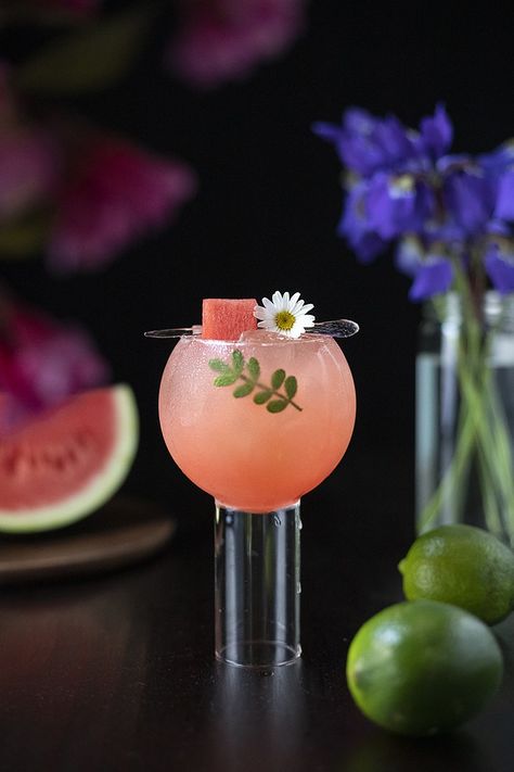 Creative Cocktails Presentation, Fancy Cocktail Recipes, Watermelon Garnish, Watermelon Gin Cocktail, Moody Mixologist, Cocktail Presentation, Drink Presentation, Watermelon Cocktail, Creative Cocktails