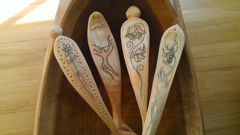 Woodcarving Notes: Kolrosing Wood Spoon Carving, Carved Spoons, Green Woodworking, Spoon Carving, Into The Wood, Chip Carving, Carving Wood, Carving Patterns, Wood Spoon