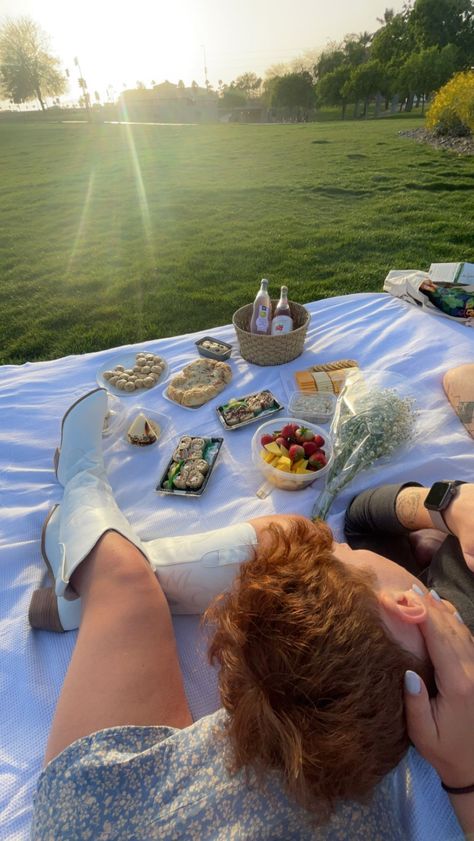 Picnic Picture Ideas Instagram Couples, Cute Picnics With Boyfriend, Couple Photo Picnic, Forest Date Ideas, Picnic Dates With Boyfriend, Picnic Pics With Boyfriend, Piknik Date Couple, Cute Couple Picnic Photos, Picnic With Boyfriend Ideas