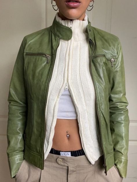 Colored Leather Jacket Outfit, How To Style Green Jacket, Fall Outfits Thrift, Winter Outfit 2024, Green Outfits Aesthetic, Winter Outfits Green, Green Fall Outfit, Green Outfit Aesthetic, Green Bag Outfit