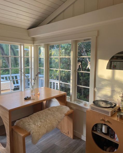 White Oak Sideboard, Dining Room Windows, Custom Dining Tables, Cottage Style Homes, Cottage Rental, White Cottage, Beach Bungalows, Window Room, Home Photo