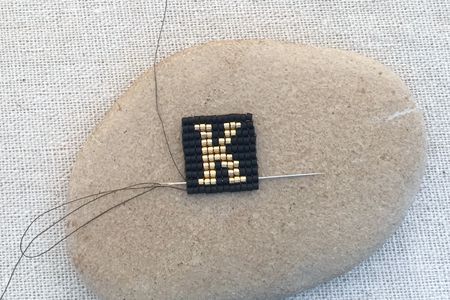 Beading Letters, Native American Beadwork Patterns, Square Stitch, Diy Bracelets Tutorials, Pendant Tutorial, Seed Bead Tutorial, Beadwork Patterns, Beaded Crafts, Beaded Bracelet Patterns