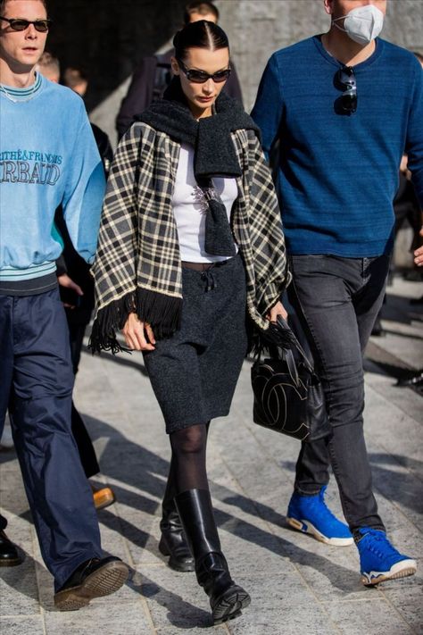 Dresses Over Pants Outfits, Bella Hadid Winter, Bella Hadid 2023, Bella Hadid Winter Outfits, Bella Hadid 2024, Bella Hadid Paparazzi, Bella Hadid Street Style, Models Off Duty Style, Bella Hadid Outfits