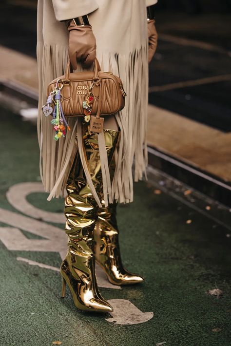 New York Fashion Week Street Style Fall 2024 [PHOTOS] Supermodel Outfits, Street Style Fall, New York Fashion Week Street Style, Statement Fashion, Fashion Inspiration Board, Bag Charms, Style Fall, Autumn Street Style, Fashion Week Street Style