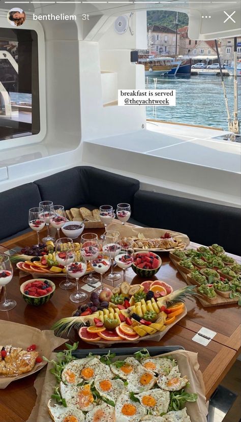 Boat Brunch Ideas, Luxury Meals Aesthetic, Yacht Food Ideas, Yacht Party Food, Boat Party Food, Yacht Meals, Yacht Birthday Party, Yacht Food, Home Catering