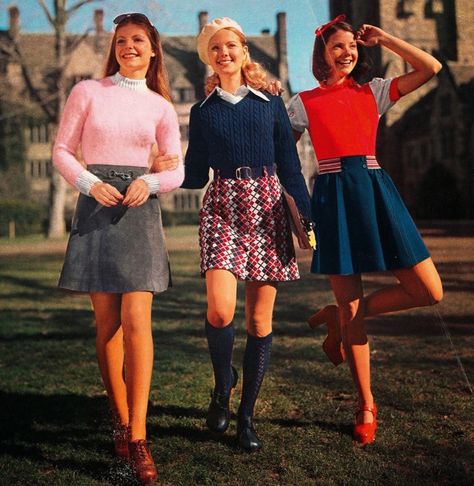 wardrobe Preppy 80s Fashion, 1970s School, Preppy 80s, 70s School, Group Pose, 70s Women Fashion, 90s Fashion Women, Outfits 70s, 60s 70s Fashion