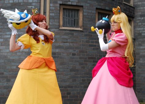 Princesa Peach Cosplay, Princess Peach Cosplay, Mario Cosplay, Halloween Parejas, Girl With Headphones, Princess Daisy, Princesa Peach, Last Minute Costumes, Amazing Cosplay