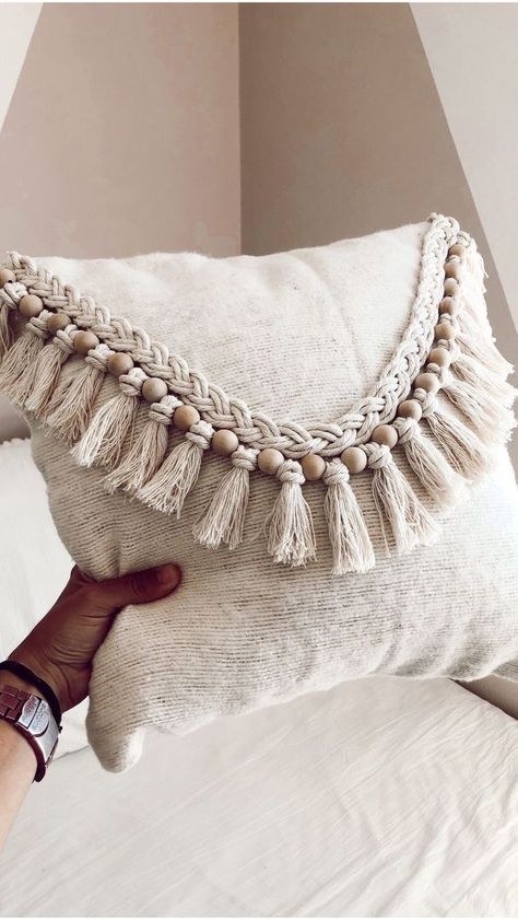 Macrame Pillow, Simpul Makrame, Macrame Plant Hanger Tutorial, Boho Crafts Diy, Diy Boho Decor, Desain Quilling, Macrame Knots Pattern, Bantal Sofa, Rope Crafts