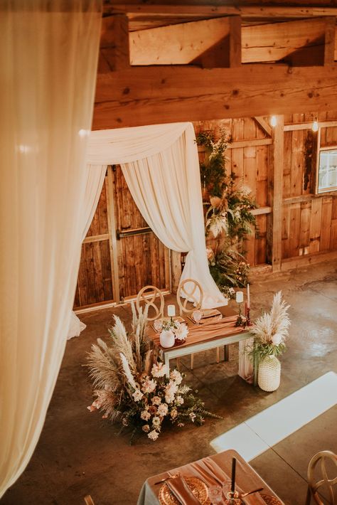 Vintage Boho Meets Western Chic in This Countryside Barn Wedding Inspiration Western Chic Party Decor, Western Chic Wedding Decor, Boho Sweetheart Table Wedding, Boho Chic Wedding Decoration, Barn Wedding Dresses, Barn Wedding Table Decor, Western Chic Wedding, Country Chic Party, Spring Boho Wedding