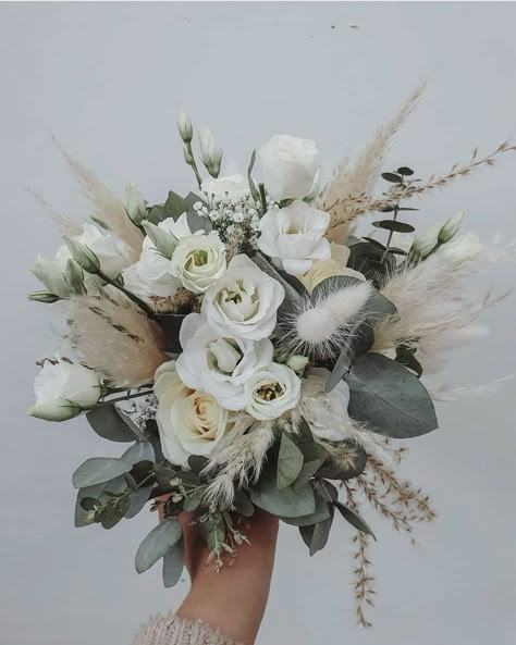 Simple Wedding Bouquets, Green Wedding Bouquet, Green Wedding Flowers, Beige Wedding, Bridal Bouquet Flowers, Sage Wedding, Sage Green Wedding, Neutral Wedding, Champagne Wedding