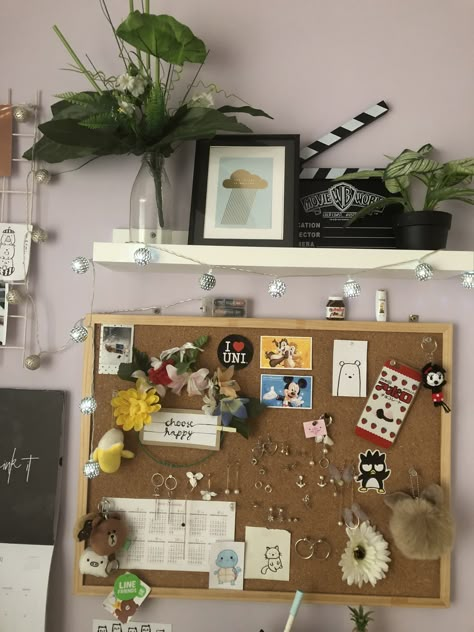 Pin Board Ideas Room Decor Aesthetic, Corkboard Aesthetic Study, Bedroom Bulletin Board Ideas, Bulletin Board Aesthetic, Cork Board Inspiration, Corkboard Aesthetic, Pin Board Ideas Aesthetic, Decorate Cork Board, Corkboard Decor