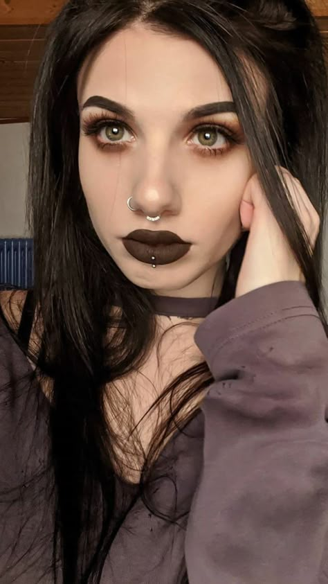 Makeup Looks Casual, 90s Punk Makeup, Punk Makeup Grunge, Edgy Makeup Looks Grunge, Makeup Looks Grunge, Punk Makeup Looks, Black Goth Makeup, Makeup Edgy, Maquillage Goth