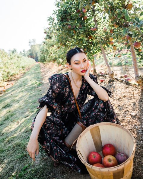 Fall family photos can be a little intimidating because you want to look your best along with the rest of the family. I put together some chic outfits for the best fall family photos 2020 whether you're at at apple orchard or in the mountains. #familyphotos #fallphotos #style Apple Farm Photoshoot, Apple Orchard Photoshoot, Orchard Photoshoot, Fashion Photography Vogue, Apple Orchard Outfit, Orchard Outfit, Farm Photoshoot, Apple Party, Jessica Wang