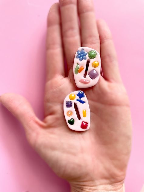 2 hands make a pair of polymer clay earrings using some glass beads of different shapes and colours Funky Polymer Clay Earrings, Mosaic Earrings, Earrings Ideas, Art Clay, Pretty Good, Clay Jewelry, Polymer Clay Earrings, Jewelry Ideas, Clay Earrings