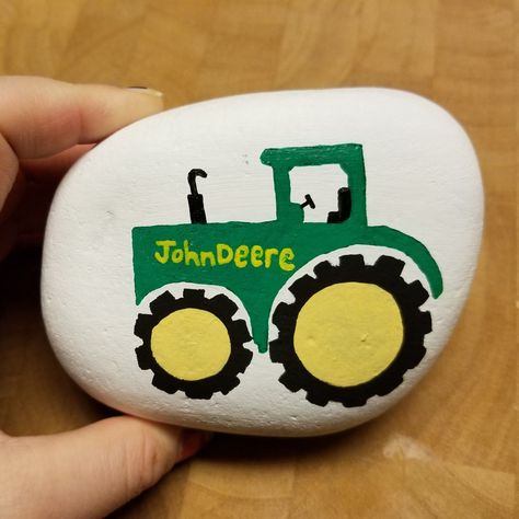 How To Paint A Tractor, Tractor Painted Rocks, Country Rock Painting Ideas, Tractor Painting Easy, Farm Rock Painting, Farm Painted Rocks, Small Rock Painting Ideas, John Deere Crafts, Tractor Painting