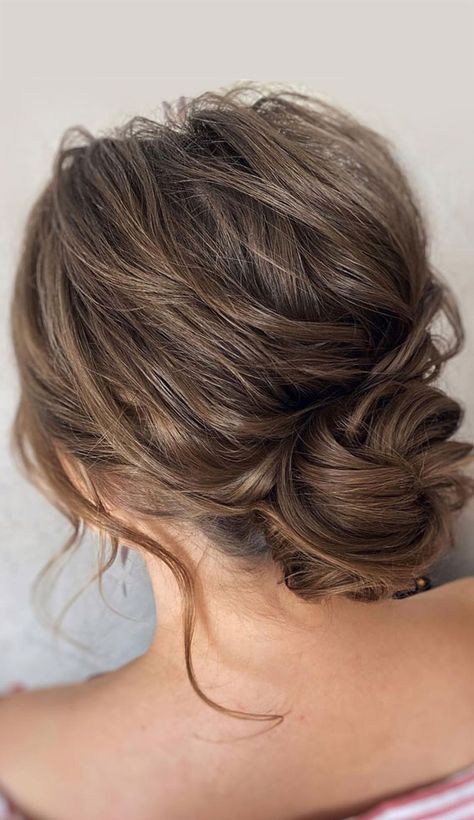 Messy Ponytail Hairstyles, Casual Curls, Low Bun Wedding Hair, Bride Hairstyles Updo, Messy Chignon, Messy Hair Look, Bun With Curls, Messy Hair Updo, Wedding Bun Hairstyles