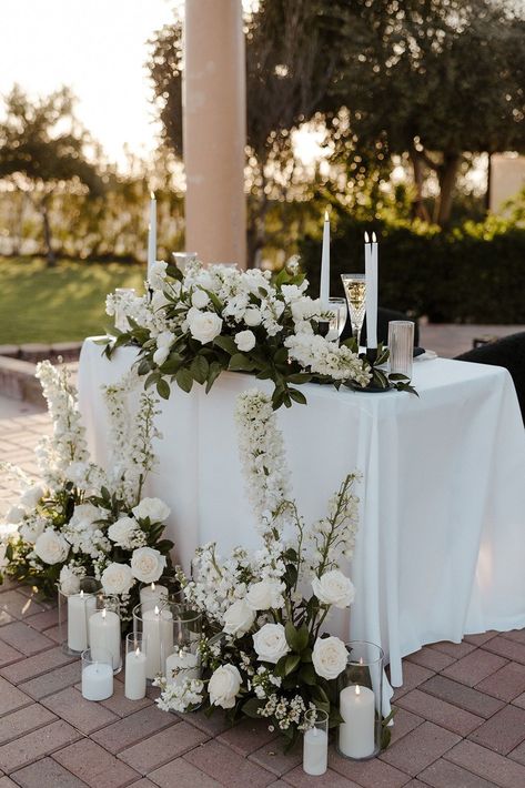 Timeless Summer Wedding, Sleek Wedding Decor, Simple Florals Wedding, Southern Elegance Wedding, Black And White Wedding Florals, White Wedding Flowers Table, White Wedding Flowers With Greenery, Wedding Venue Simple, Black Wedding Colors