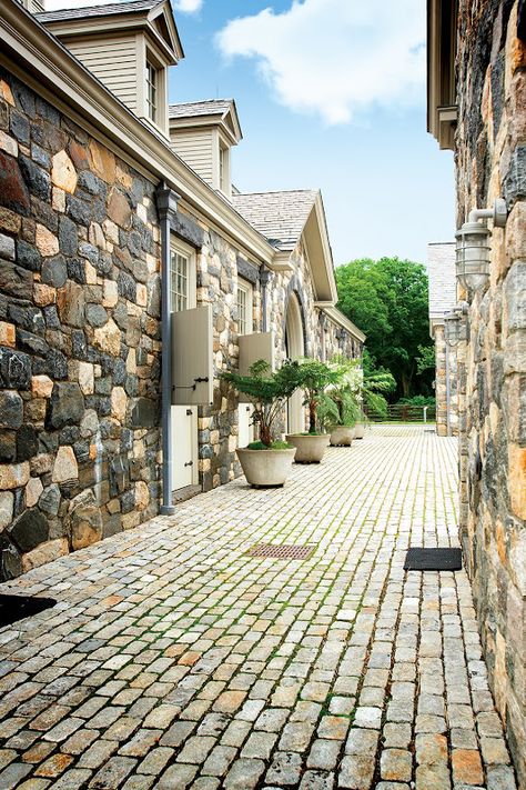 PICTURES: Take a look at the beautiful stables at the Katonah, New York house of Martha Stewart, as featured in Equestrian Quarterly magazine... Rustic Stables, Equestrian Architecture, House With Stables, Stable Ideas, Dream Stables, Dream Horse Barns, Horse Barn Plans, Equestrian Estate, Equestrian Facilities