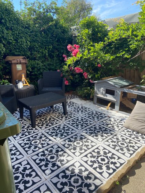 Pavers Design, Paint Concrete Patio, Ideas Terraza, Stencil Concrete, Plain Tiles, Tile Stencils, Diy Stencil, Porch Tile, Patio Pavers