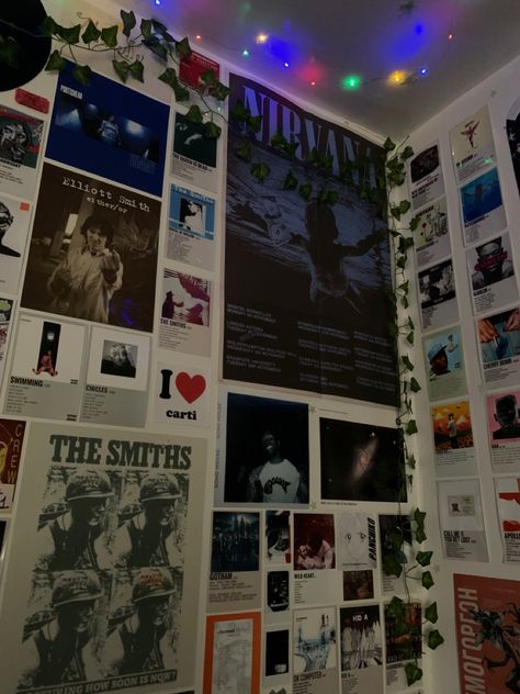 Poster Wall Ideas Aesthetic Grunge, Britpop Bedroom, Room Full Of Posters, 90s Room Ideas, Rock Bedroom Ideas, Poster Room Ideas, Grunge Room Ideas, Rock Room, Music Bedroom