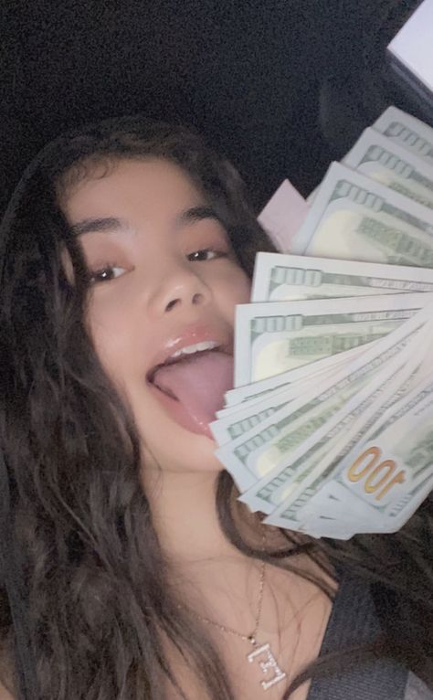 Girl With Money Pfp, Girls Holding Money Aesthetic, Girls With Money, Girl Holding Money, Money Selfie, Flexing Money, Holding Money, Philippine Women, Money Icons