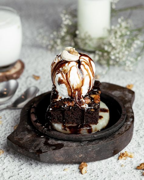 Chocolate Brownie With Ice Cream, Sizzling Brownie With Ice Cream, Brownie Photography, Sizzling Brownie, Brownie Ice Cream Cake, Brownie Treats, Food Creatives, Ice Cream Sunday, Ice Cream Photography