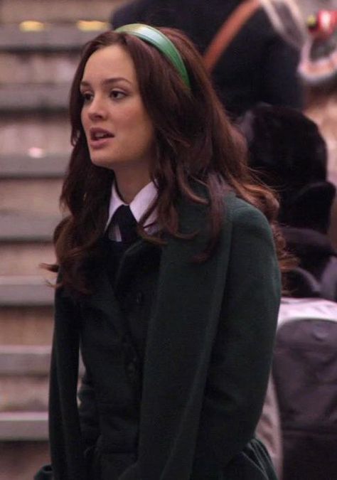 1x13 I normally don't like forest green, but it's a nice change on her. Blair Waldorf Season 1 Hair, Blair Hairband, Headband Blair Waldorf, Blair Waldorf Hairband, Blair School Outfit, Green Headband Outfit, Blair Waldorf Season 1, Hairband Outfit, Blair Waldorf Headband