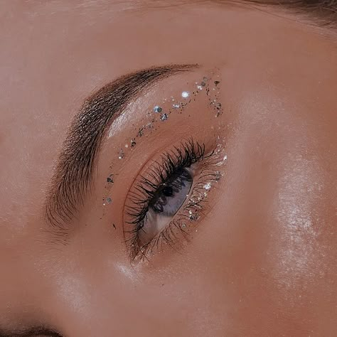 Glitter Wedding Makeup Brides, Euphoria Makeup Looks, Evening Eye Makeup, Rhinestone Makeup, Prom Eye Makeup, Euphoria Makeup, Social Media Post Ideas, Rave Makeup, Swag Makeup