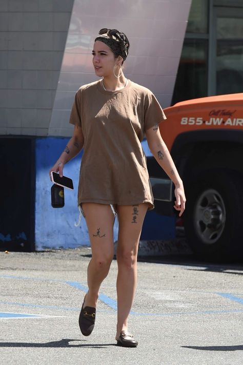 Halsey / Ashley Nicolette Frangipane | American singer Halsey Street Style, Halsey Concert, Halsey Street, Halsey Singer, Halsey Style, Halsey, Demi Lovato, American Singers, Tshirt Dress