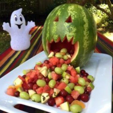 Halloween Fruit Salad, Freakshakes Recipe, Candy Apple Recipe, Halloween Food Appetizers, Halloween Party Treats, Healthy Halloween Treats, Halloween Fruit, Grilled Fruit, Mint Recipes