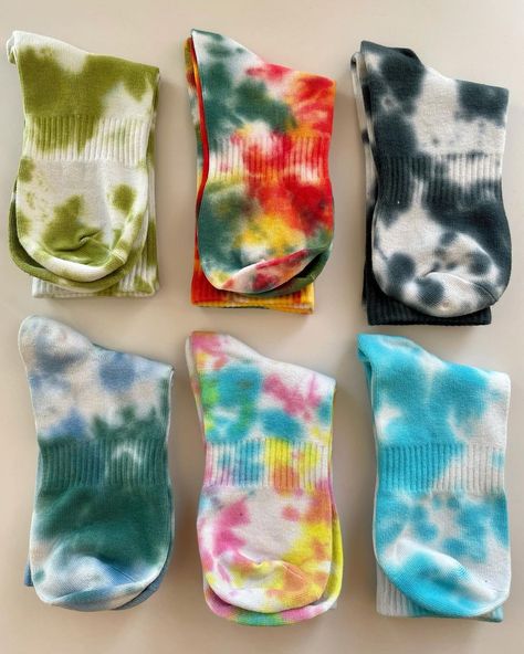 Tie And Dye Products Ideas, Tie Dye Clothes Aesthetic, Tie Dye Product Ideas, Tie Dye Aesthetic, Sock Tie Dye, Tye Dye Socks, Skate Socks, Salwar Neck Designs, Hand Dyed Tie-dye Graphic Tee