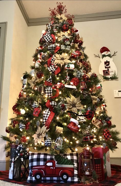 Themed Christmas Tree Ideas, Ideas Decoracion Navidad, Themed Christmas Tree, Buffalo Plaid Christmas Tree, Plaid Christmas Decor, Christmas Tree Decorating Themes, Farmhouse Christmas Tree, Creative Christmas Trees, Christmas Tree Decorations Diy