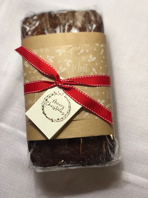 A Christmas gift for our friends Banana Bread Gift Ideas Packaging, Banana Bread Christmas Gift, Banana Bread Wrapping Ideas, Gift Wrap Bread Loaf, Cute Banana Bread Packaging, Banana Bread, Christmas Gifts, Gift Wrapping, Bread