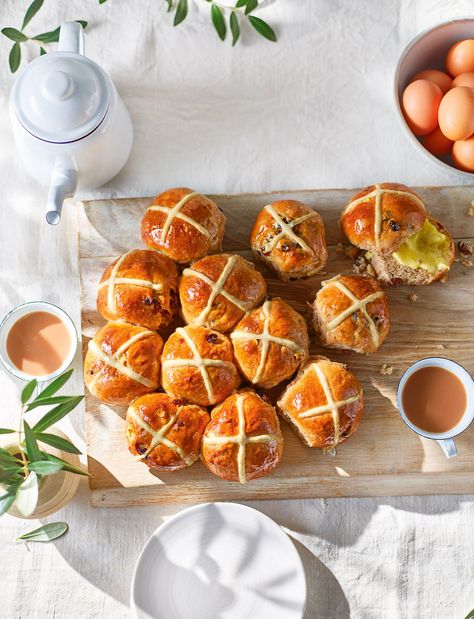 An easy prep-ahead recipe, our tear-and-share hot cross buns are a fun Easter breakfast for the family Wimbledon Recipes, Hot Cross Buns Recipe Easy, Bun Recipes, Cross Buns Recipe, Sticky Buns Recipes, Homemade Buns, Cardamom Buns, Hot Cross Buns Recipe, Hot Cross Bun