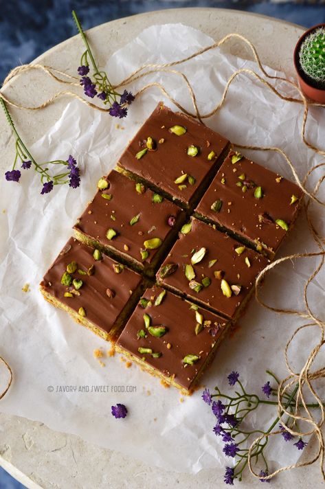 Chocolate and Pistachio Bars (Eid Dessert) - Savory&SweetFood Pistachio Bars, Eid Dessert Recipes, Chocolate Bonbons Recipe, Bon Bons Recipe, Easy Indian Dessert, Pistachio Cheesecake, Pistachio Recipes, Chocolate Pistachio, Pistachio Cream