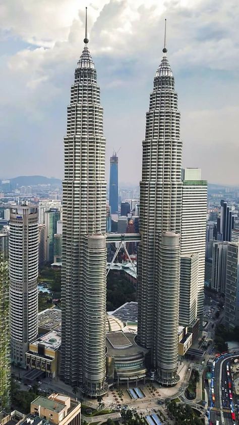 Petronas Twin Towers.  Kuala Lumpur. MALAYSIA. Twin Towers Malaysia, Menara Kuala Lumpur, Sky Scrapers, Petronas Twin Towers, Fountain City, Kuala Lumpur City, Petronas Towers, Dream Mansion, Skyscraper Architecture