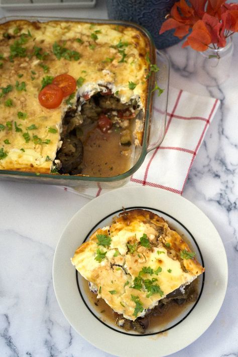 This vegetarian moussaka has layers of eggplant with a zucchini and mushroom tomato sauce, baked with a Greek yogurt and cheese topping. Keto Tart, Low Carb Eggplant Recipes, Goats Cheese Tart, Vegetarian Moussaka, Baked Yogurt, Eggplant Rollatini Recipe, Keto Mushrooms, Recipes Asparagus, Mushroom Tomato