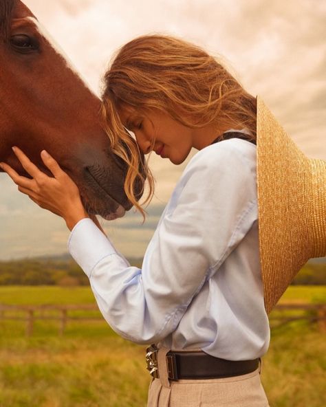 Gisele Bundchen Vogue Brazil 2018 Cover Photoshoot Equestrian Photoshoot, Equine Photography Poses, Horse Photoshoot Ideas, Horse Shoot, Women And Horses, Horse Photography Poses, Foto Cowgirl, Horse Photoshoot, Pictures With Horses